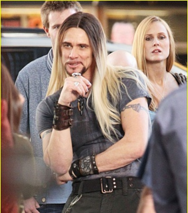 Джим Керри отрастил волосы и сделал татуировки на руках