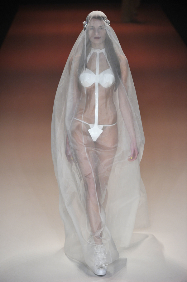 В Берлине показали самый откровенный свадебный наряд