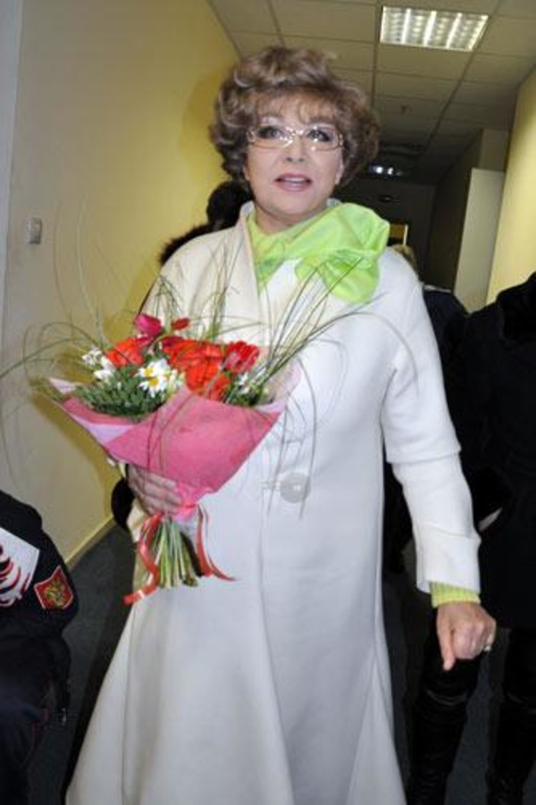 СМИ: Мужа Эдиты Пьехи убило ее свадебное платье