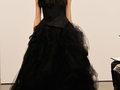 Vera Wang рекламирует черные свадебные наряды