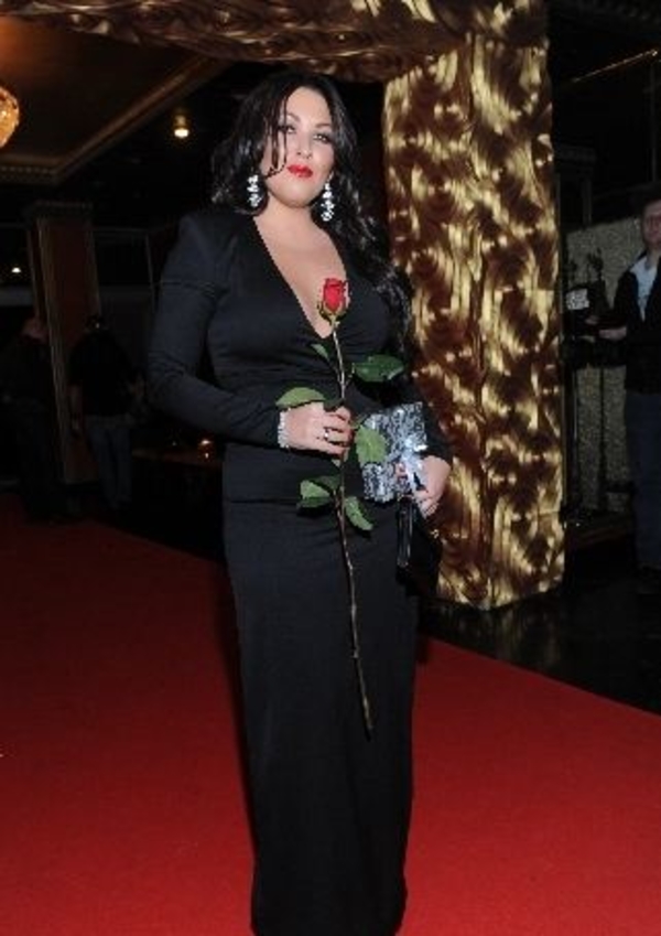 Ирина Дубцова вышла в свет в платье с очень глубоким декольте