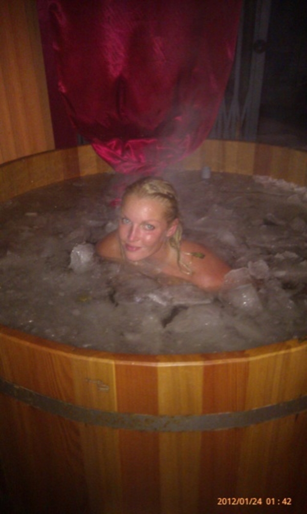 Анастасия Волочкова: пикантное фото в купели