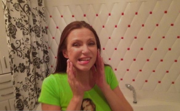 Беременная Эвелина Бледанс повредила свою челюсть