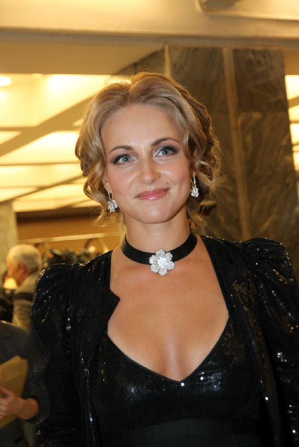 Актриса из сериала Татьянин день сменила имидж простушки