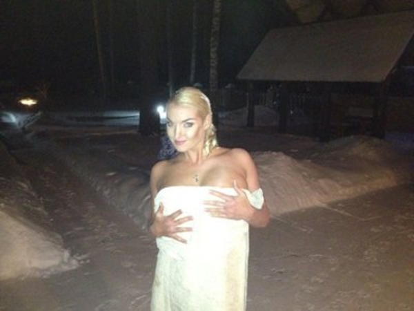 Анастасия Волочкова гуляла в одном полотенце по Сибири