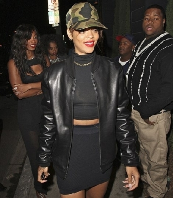 Рианна забыла надеть бюстгальтер