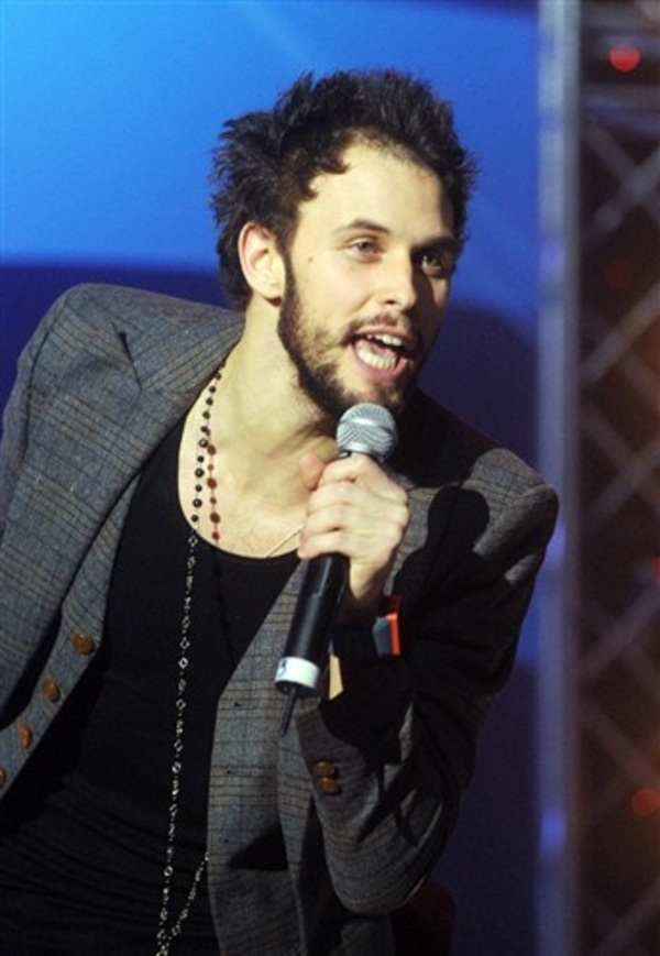 Фаворит Пугачевой впервые после комы вышел на сцену