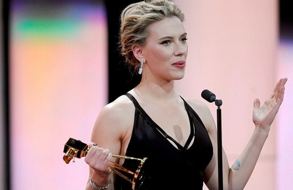 Скарлетт Йоханссон блистала на награждении в Берлине