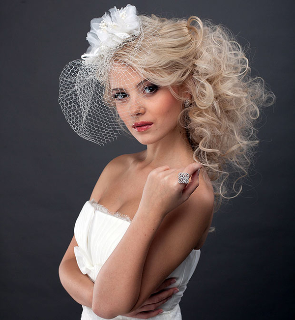 В клипе Don't dumb me down Мика Ньютон устроила бой подушками