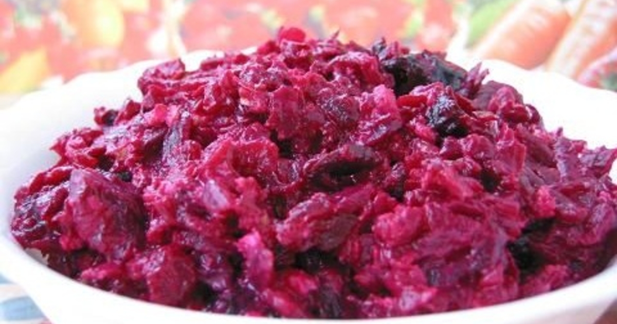 Что приготовить из вареной свеклы вкусно. Салат из свеклы с черносливом. Тушеная свекла. Салат из свеклы с яблоком. Салат свекла с черносливом и майонезом.