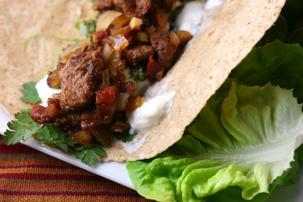 Как приготовить тортилью с мясом и тремя видами соуса (ВИДЕО)