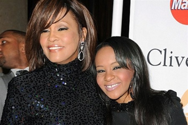 СМИ узнали причину госпитализации дочери Уитни Хьюстон