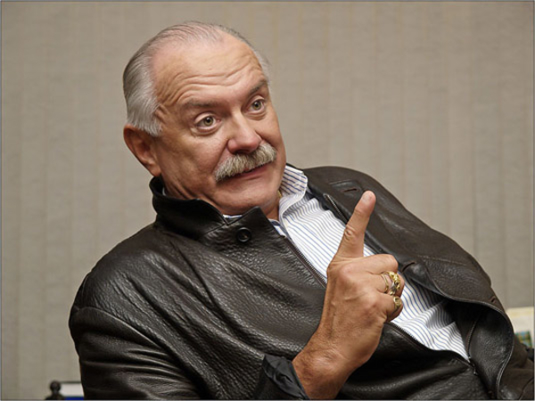 Никита Михалков поцеловал знаменитого боксера