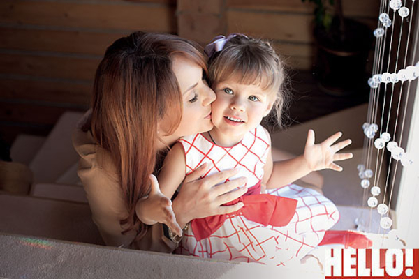 Певица Максим показала свою дочь