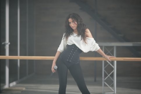 Ани Лорак показала стройную талию