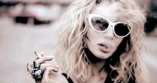 В новом клипе Облака Светлана Лобода курит, лежа на асфальте