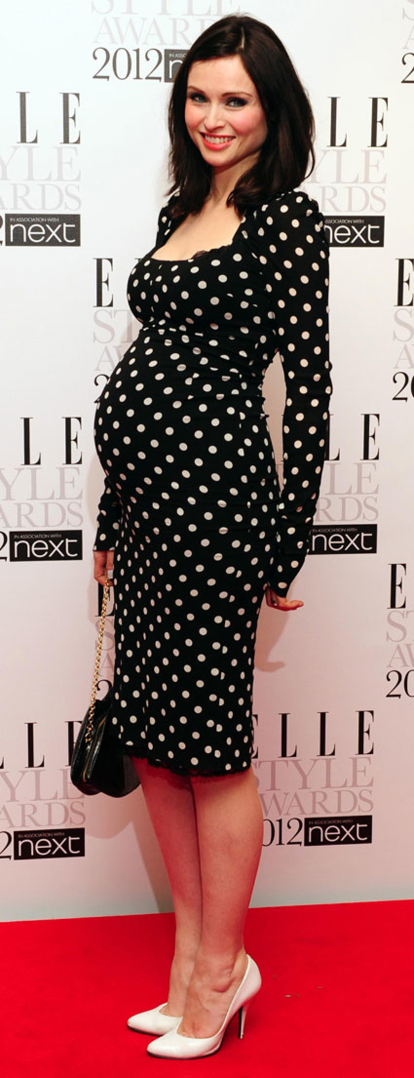 Беременная Софи Эллис-Бекстор показала животик