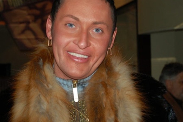 Шура вышел на сцену в женском платье