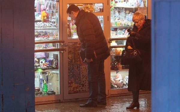 Дмитрий Дюжев покупает подарки в подземном переходе