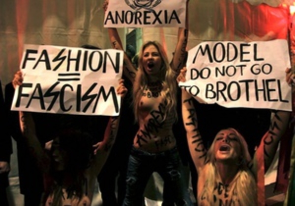 Активистки FEMEN атаковали церемонию открытия показа Versace на Milan Fashion Week