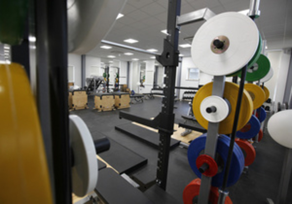 Чтобы спастись от депрессии офисным работникам нужно посещать спортзал