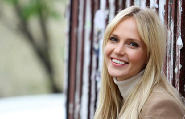 Певица Глюкоза прокатилась на лыжах в купальнике