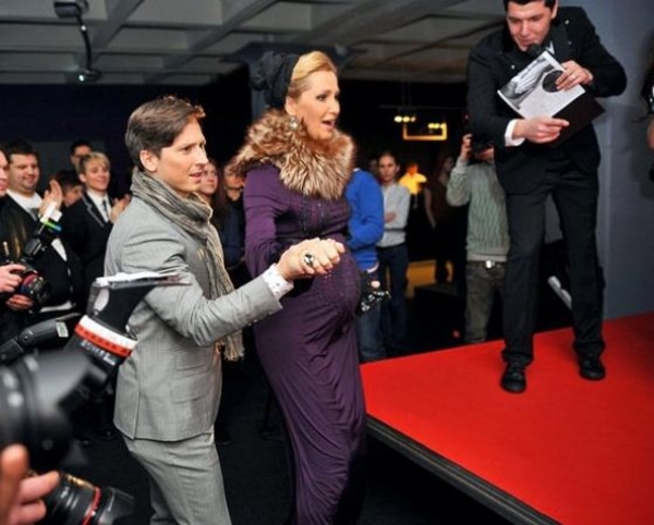 Беременная Снежана Егорова показала животик