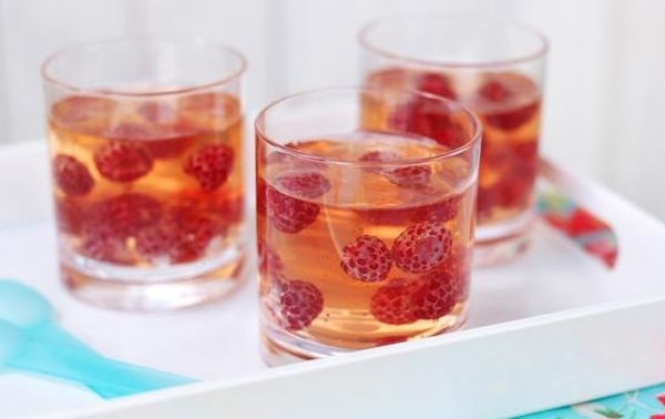 Как приготовить желе из шампанского с ягодами на 8 марта (ВИДЕО)