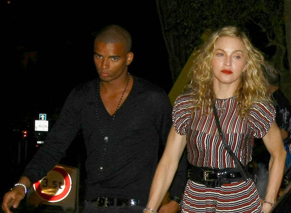 Мадонна выходит замуж за молодого любовника?