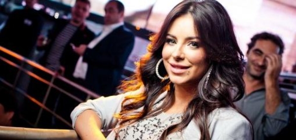 Ани Лорак показала фигурку в новом клипе Обними меня