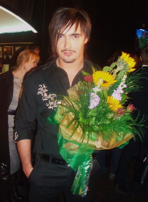 Знаменитые мужчины поздравили женщин с 8 Марта