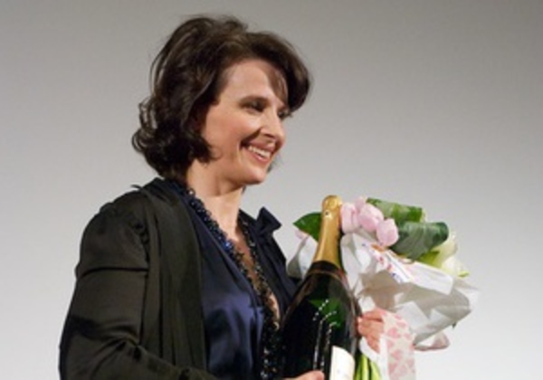 Фотогалерея: Цветы и шампанское. Жюльет Бинош в Киеве