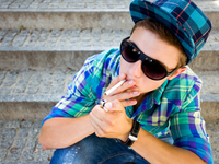 По каким причинам подростки начинают курить