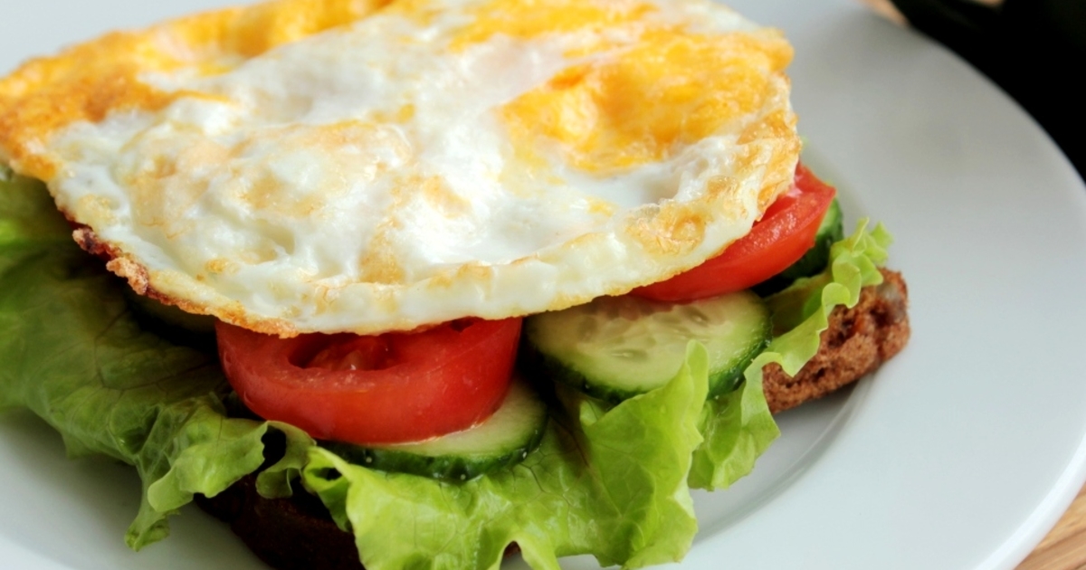 бутерброды с яйцом майонезом и огурцом. авокадо бутеры с авокадо.