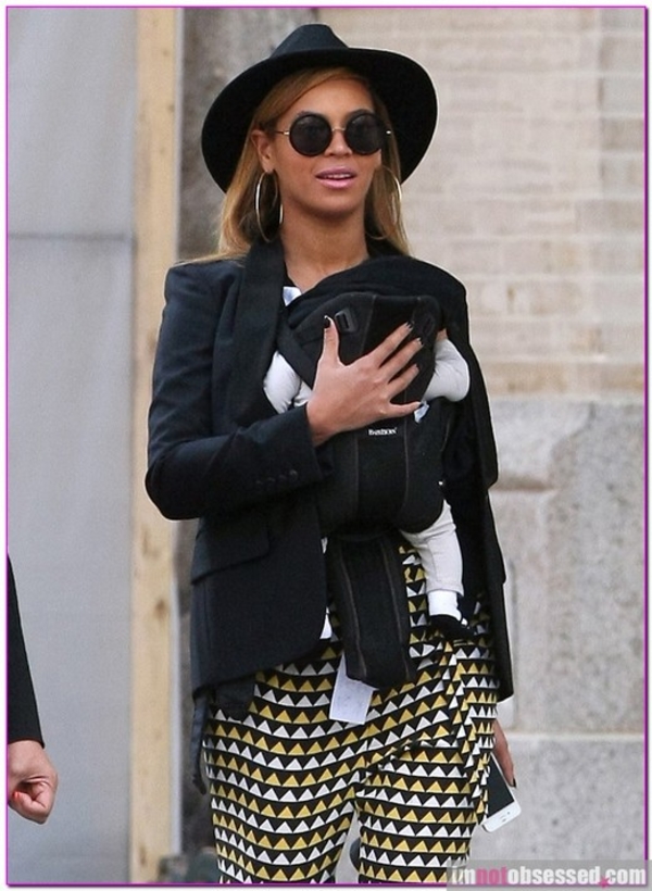 Бейонсе гуляет с куклой вместо дочери?