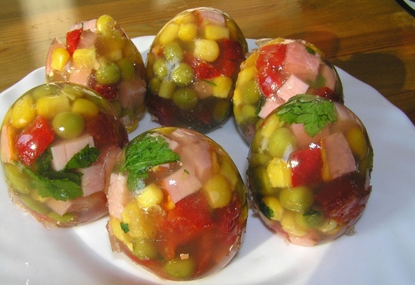 Пасхальные рецепты: ТОП-5 заливных яиц