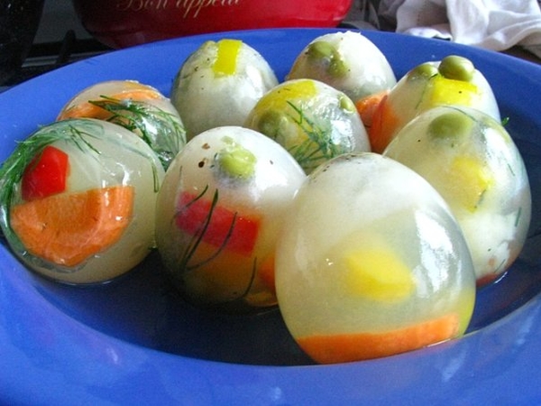 Пасхальные рецепты: ТОП-5 заливных яиц