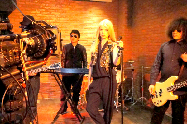 Пресс-служба Мики Ньютон