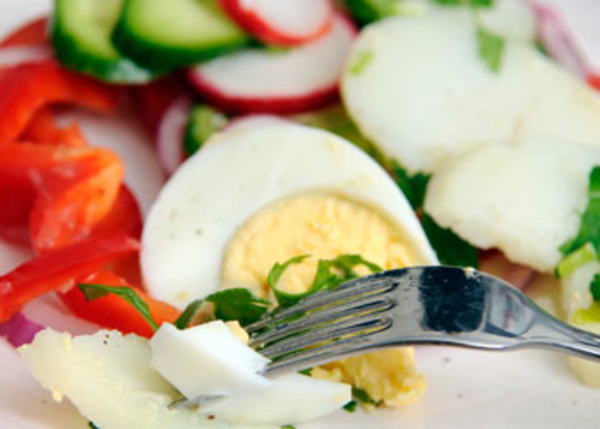 Как приготовить весенний салат из зеленого лука с яйцом (видео)