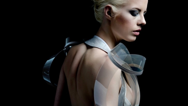 Создано платье, которое выдает возбуждение девушки