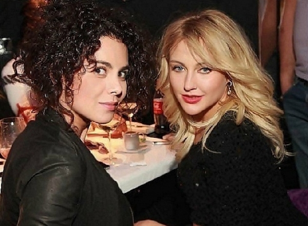 Настя Каменских и Ева Бушмина споют дуэтом