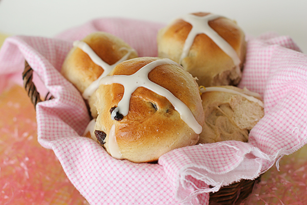 Пасха 2012: Готовим горячие крестовые булочки