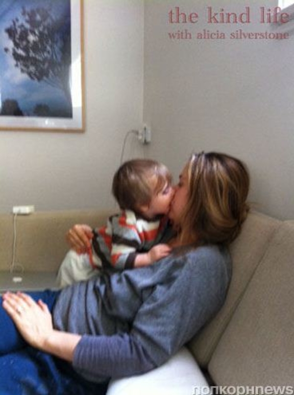 Актриса Алисия Сильверстоун кормит сына изо рта в рот