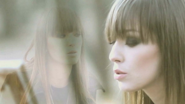 Даша Суворова скандалит с родителями в клипе