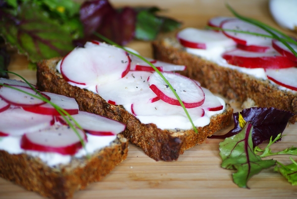 Как приготовить горячие тосты с зеленью, йогуртом и редисом (ВИДЕО)