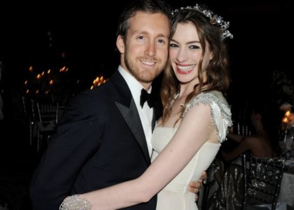 Энн Хэтэуэй отложила свадьбу из-за короткой стрижки