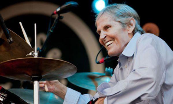 В США от рака умер лидер группы The Band