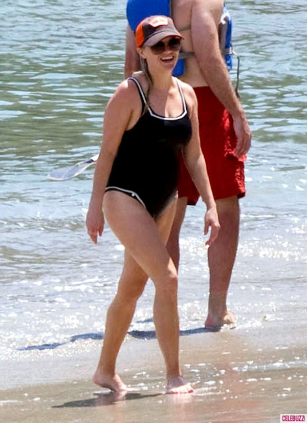 Беременная Риз Уизерспун отдыхает в Коста-Рике