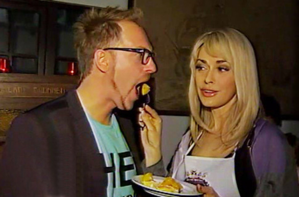 Ольга Сумская кормит Игоря Посыпайко с рук