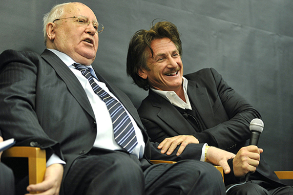 Михаил Горбачев и Шон Пенн поговорили со студентами